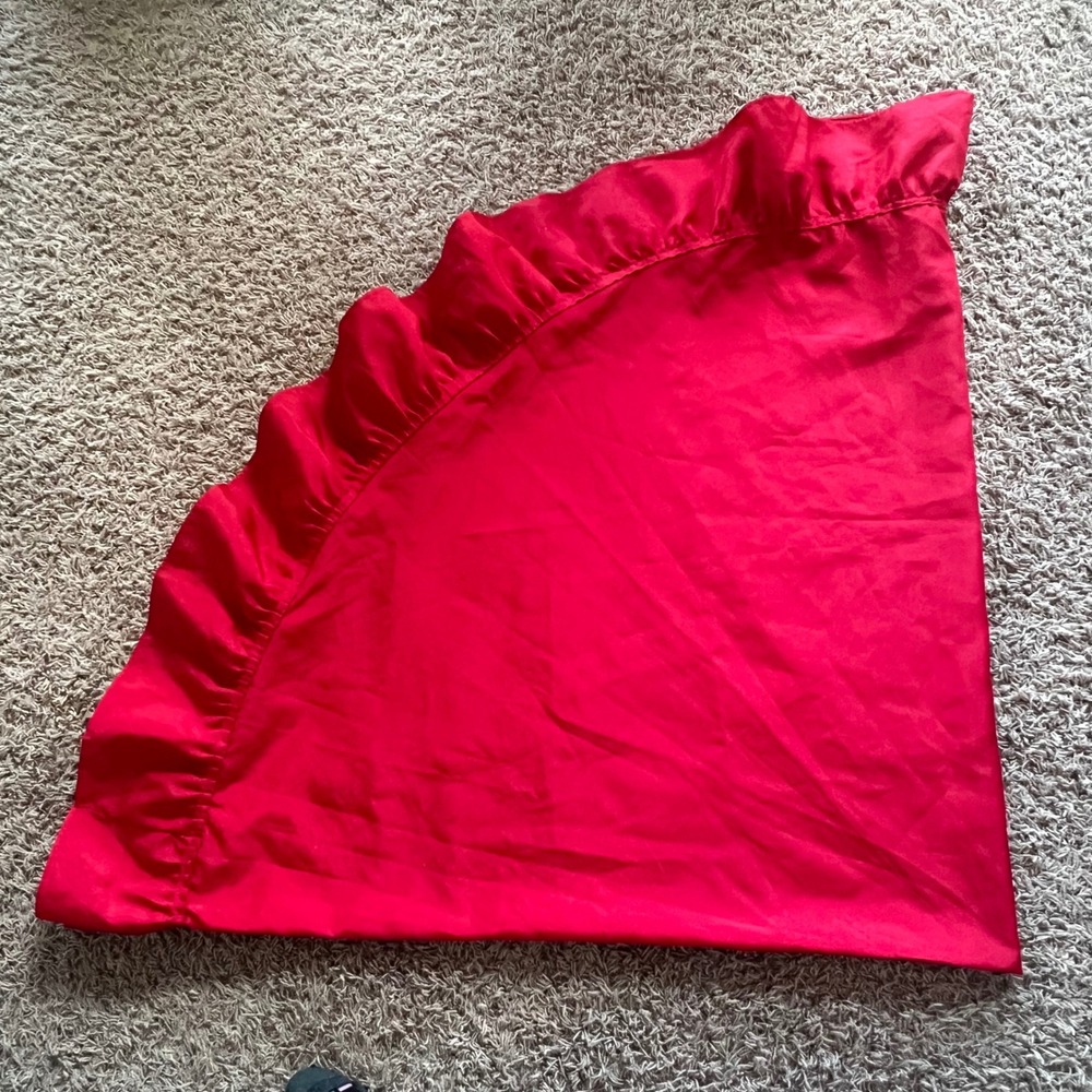 Red Ruffled Round Tablecloth 70‎ Inch Satin Finish Polyester Holiday Decor - Picture 3 of 6